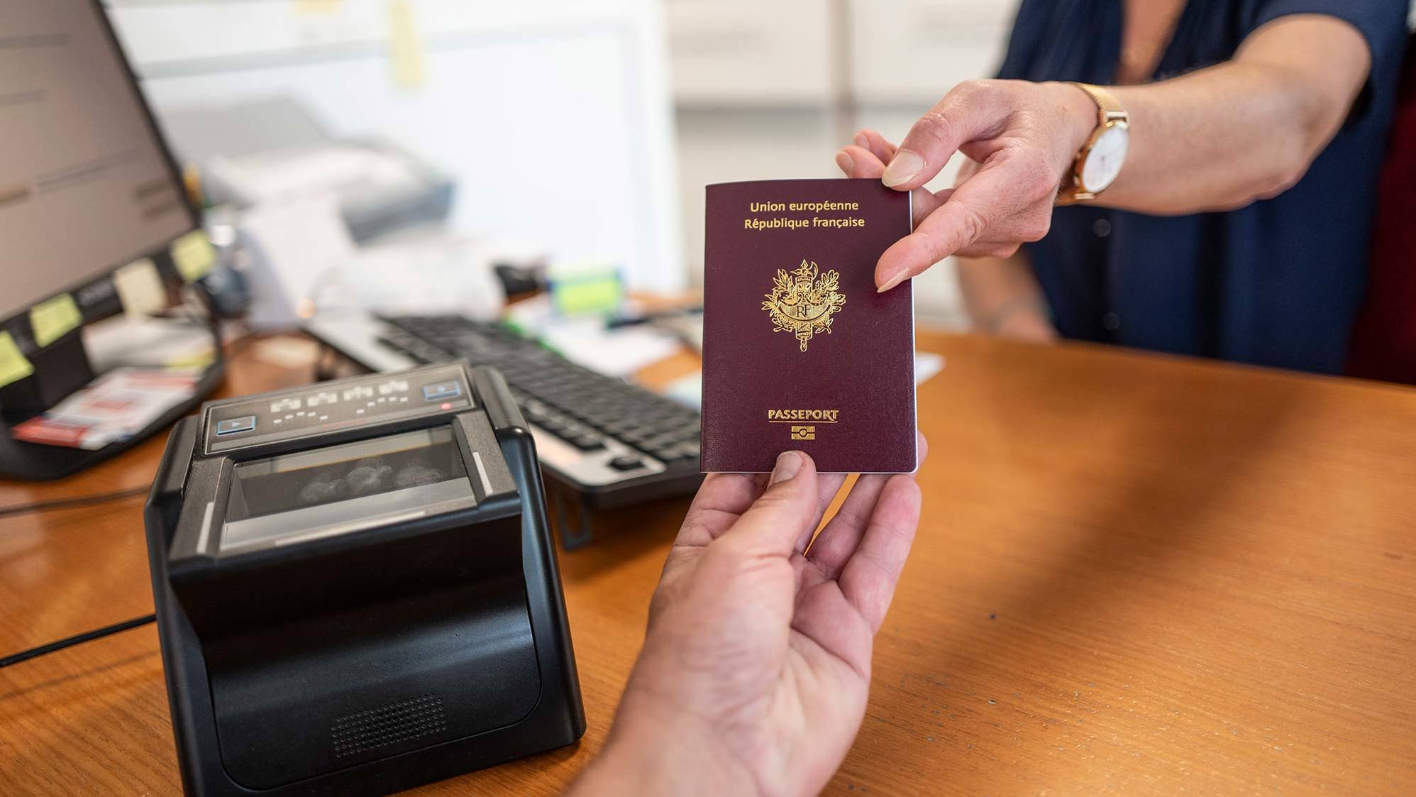 Remise d'un passeport 